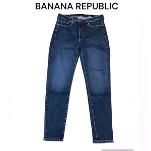 BANANA REPUBLIC mid rise skinny jeans.